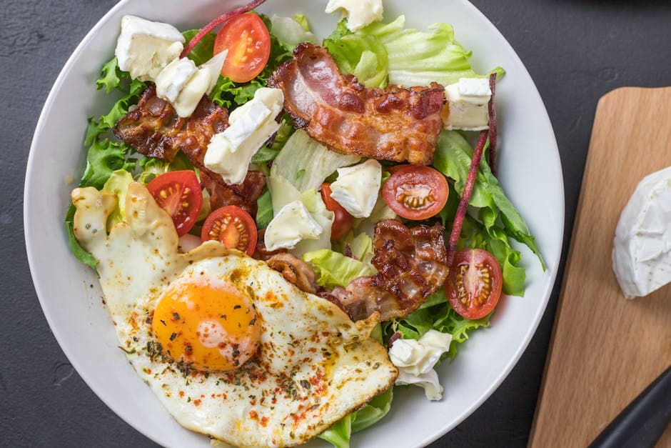 Lagdelt salat med bacon og egg